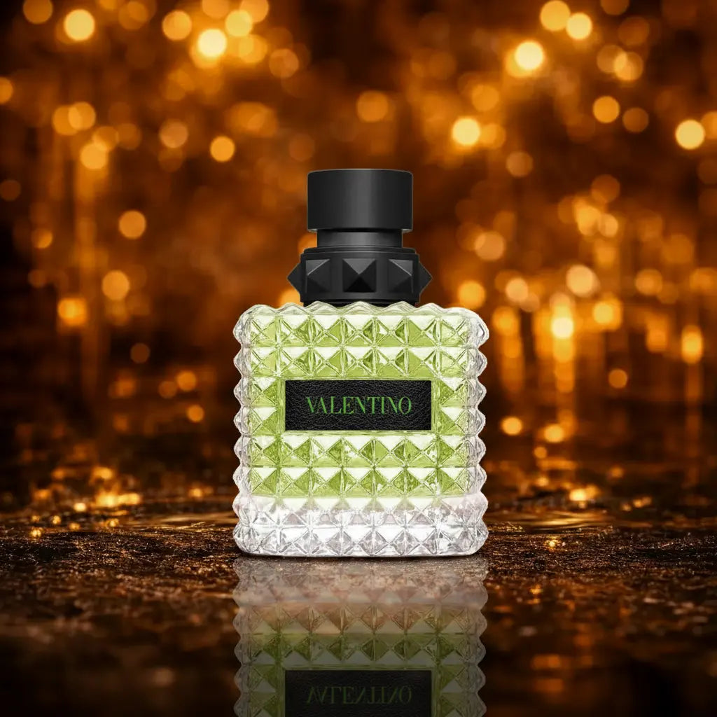 Valentino Donna Born in Roma Green Stravaganza Eau de Parfum grøn og sort flakon på mørk våd overflade med blød gylden bokeh baggrund