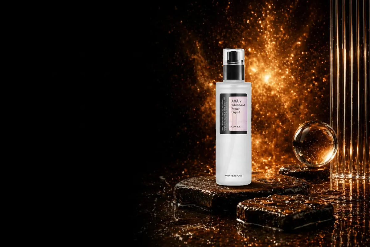 COSRX AHA 7 Whitehead Power Liquid. Frosted hvid flaske med sort pumpe og sort/lyslilla label. Stående på våd mørk stenpodium. Gylden amber gnisteksplosion, ribbet glassøjle og krystalkugle til højre. 