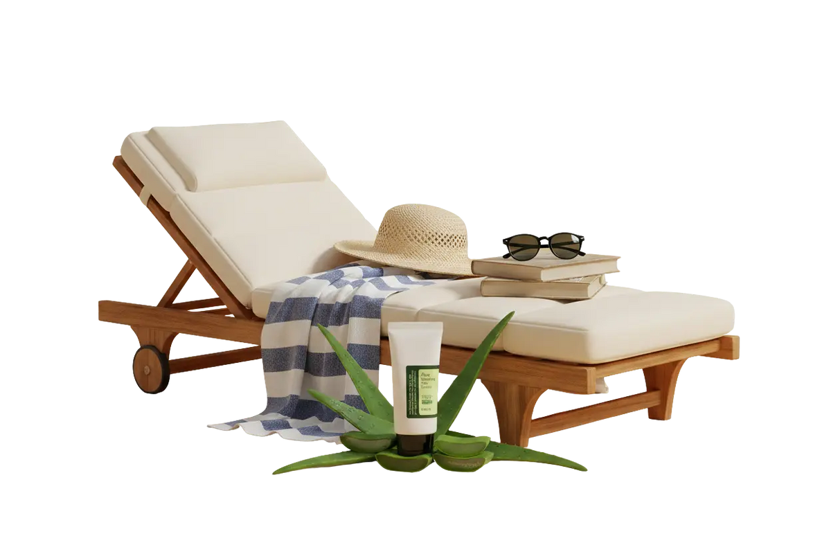  COSRX Aloe Soothing Sun Cream SPF 50+ PA+++. Hvid tube med sort låg og grøn label. Stående foran en træsolseng med hynde, stribet håndklæde, stråhat, bøger og solbriller. Fugtige friske aloe vera blade rundt om produktet.