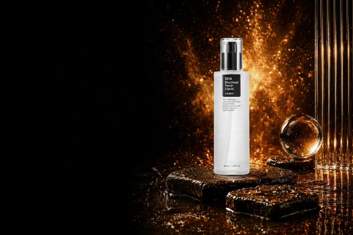 COSRX BHA Blackhead Power Liquid. Hvid flaske med klar pumpe og sort kvadratisk label. Stående på våd mørk stenpodium. Gylden amber gnisteksplosion, ribbet glassøjle og krystalkugle til højre. 