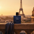 Bleu de Chanel Eau de Parfum mørkeblå flakon på parisisk altan ved solnedgang med Eiffeltårnet i baggrunden.