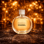 Chanel Chance parfume flakon placeret på sort marmorbord med gyldne refleksioner.
