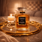 Coco Chanel Eau de Parfum på gyldent spejlfad med perler og stearinlys i blød varm luksusstemning