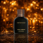 Dolce & Gabbana Intenso Pour Homme Eau de Parfum sort flakon med bronzelåg på gylden glitter overflade