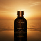 Dolce & Gabbana Intenso Pour Homme Eau de Parfum sort flakon med Siciliansk solnedgang over Middelhavet i varm amber baggrund