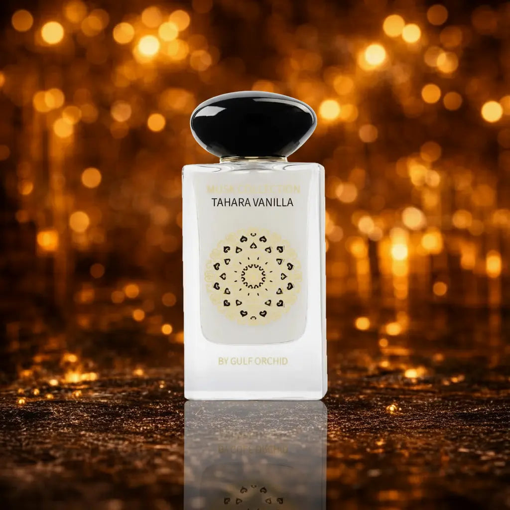 Gulf Orchid Tahara Vanilla Musk Eau de Parfum parfumeflakon centreret på mørk gylden glitter overflade med varme gyldne bokeh cirkler