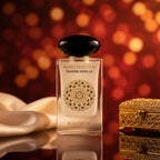 Gulf Orchid Tahara Vanilla Musk Eau de Parfum flakon med cremefarvet silke og guldsmykkeskrin på varm rød og gylden bokeh baggrund