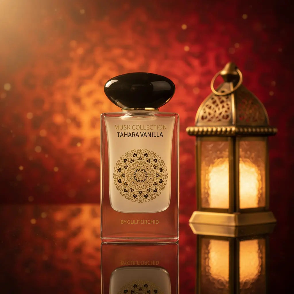 Gulf Orchid Tahara Vanilla Musk Eau de Parfum flakon med arabisk guldlygte på varm rød og gylden bokeh baggrund