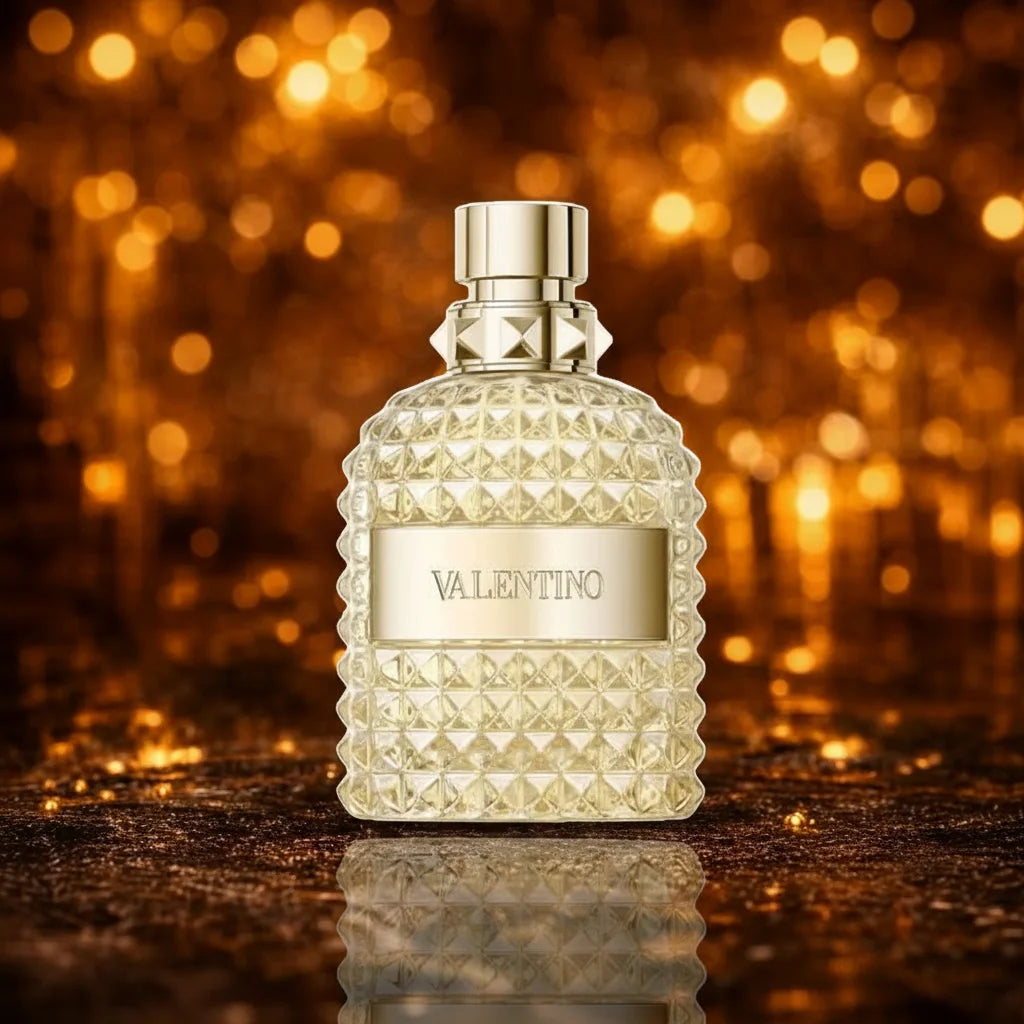 Valentino Uomo Born in Roma Gold Eau de Toilette gylden tekstureret flakon centreret på mørk overflade.