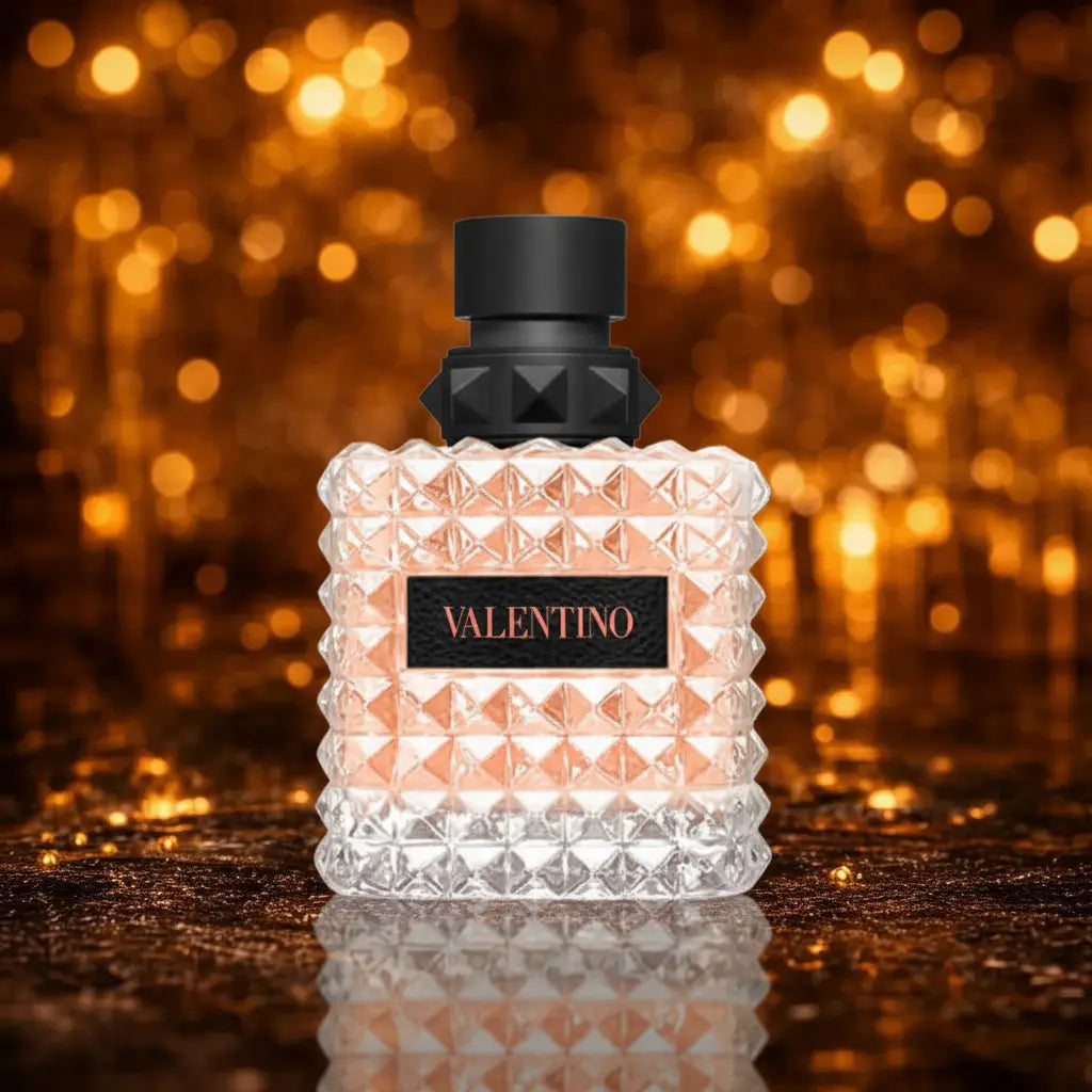  Bundnoter med ambrette, frodig komposition med hvide ambrette blomster i fuldt flor med rødt center, grønne blade og ambrette bælge, dramatisk belyst med gyldne refleksioner på mørk varm træoverflade med vanddråber 