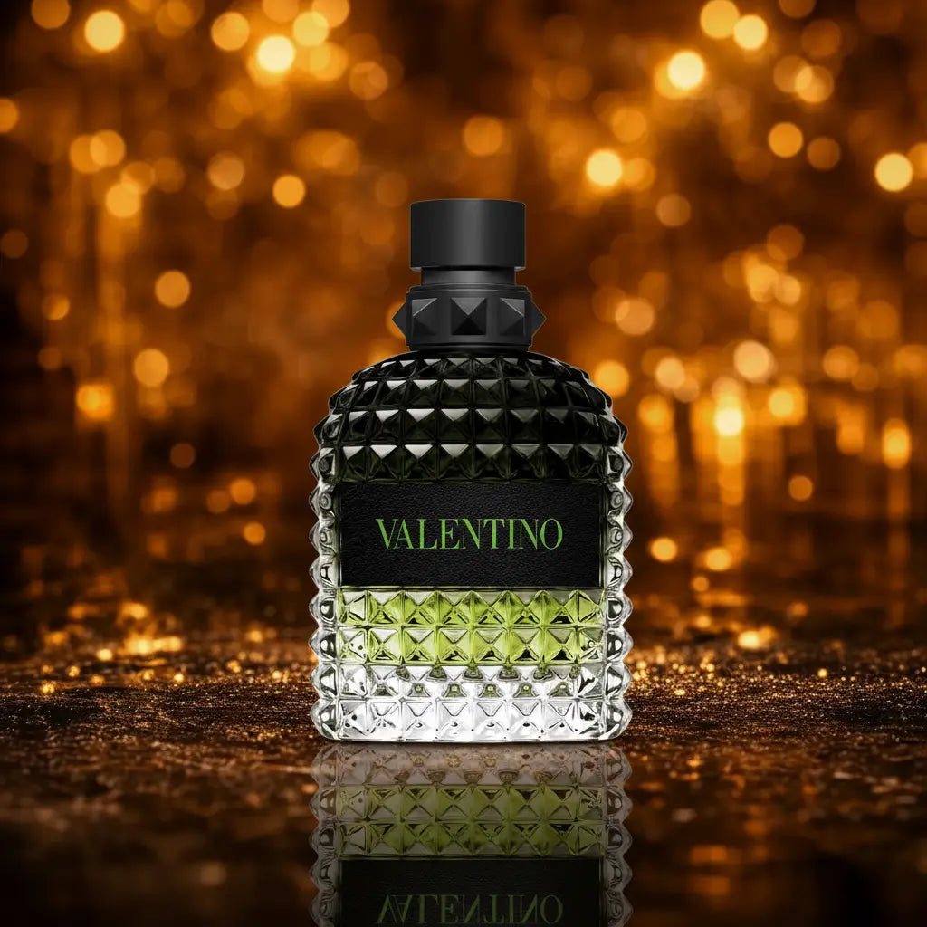 Valentino Uomo Born in Roma Green Stravaganza Eau de Toilette sort og grøn flakon på mørk våd overflade med blød gylden bokeh baggrund